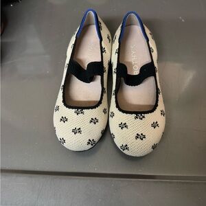 Rothy's Kids Slippers - Cream and Black with Blue Trim